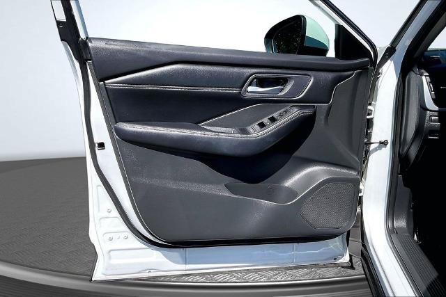Used 2024 Nissan Rogue SV w/ SV Premium Package FWD image 23