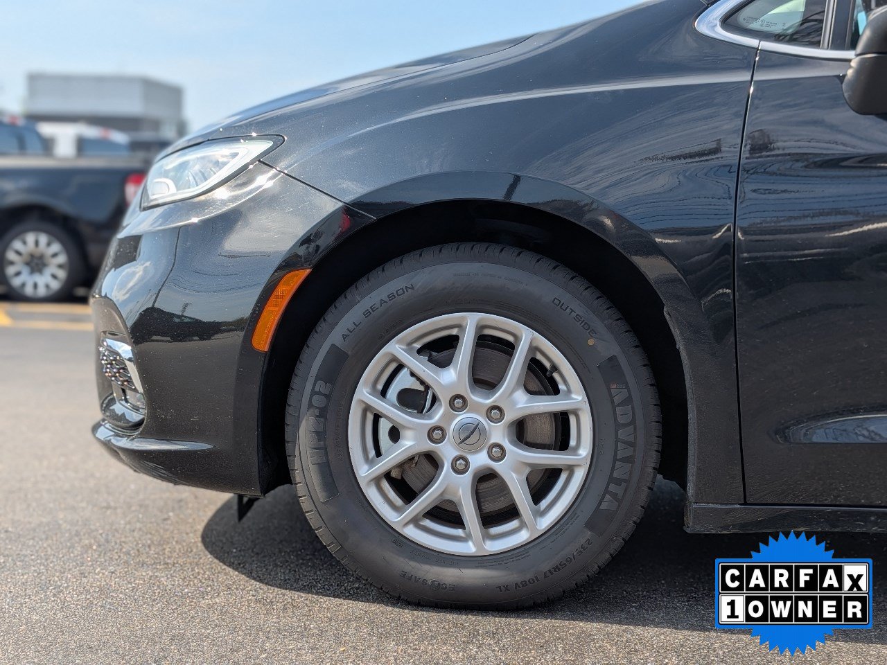 Used 2023 Chrysler Pacifica Touring-L FWD image 11