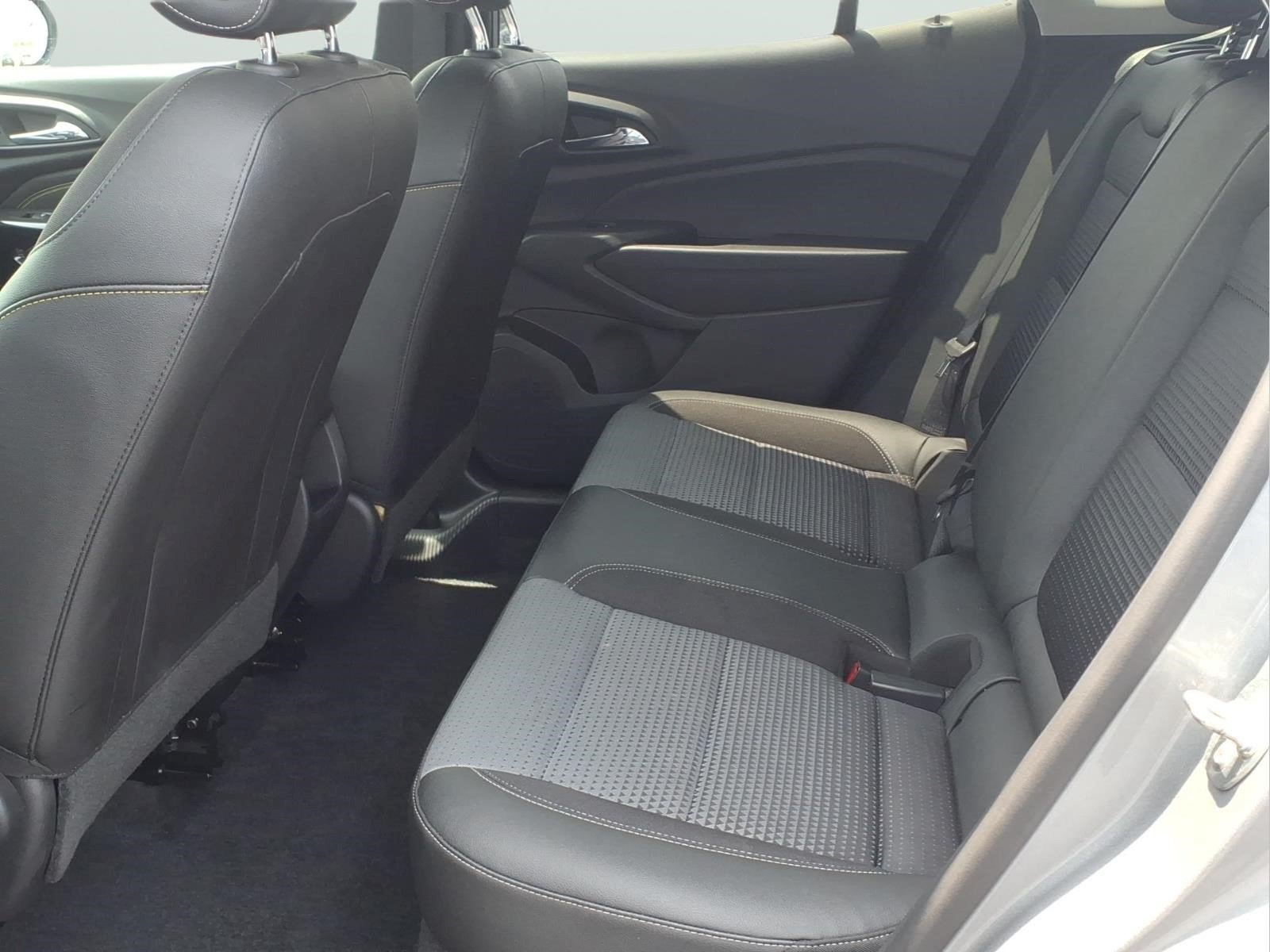 Used 2025 Chevrolet Trax LT FWD image 13
