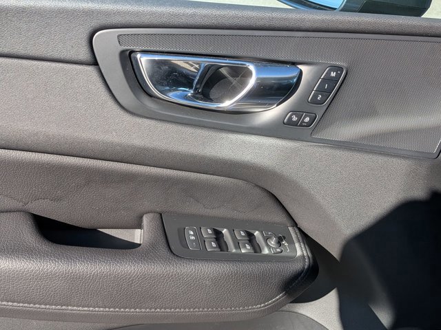 Used 2020 Volvo XC60 T5 Momentum w/ Protection Package Premier image 14