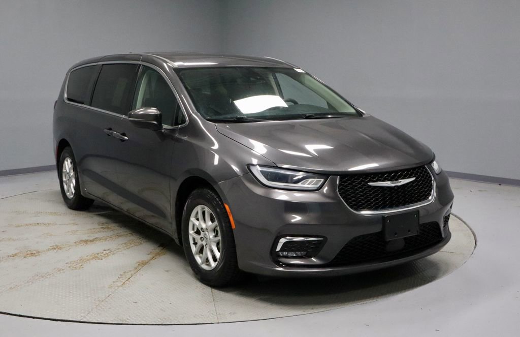 Used 2023 Chrysler Pacifica Touring-L FWD image 1