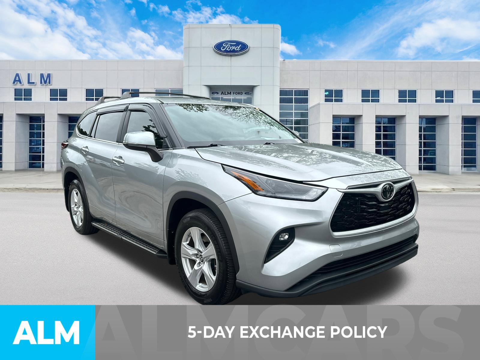 Used 2024 Toyota Highlander LE AWD/4WD image 3