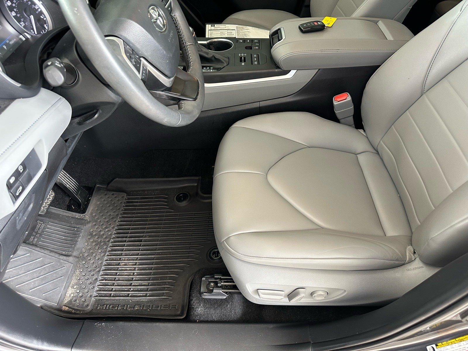 Used 2024 Toyota Highlander XLE AWD/4WD image 15