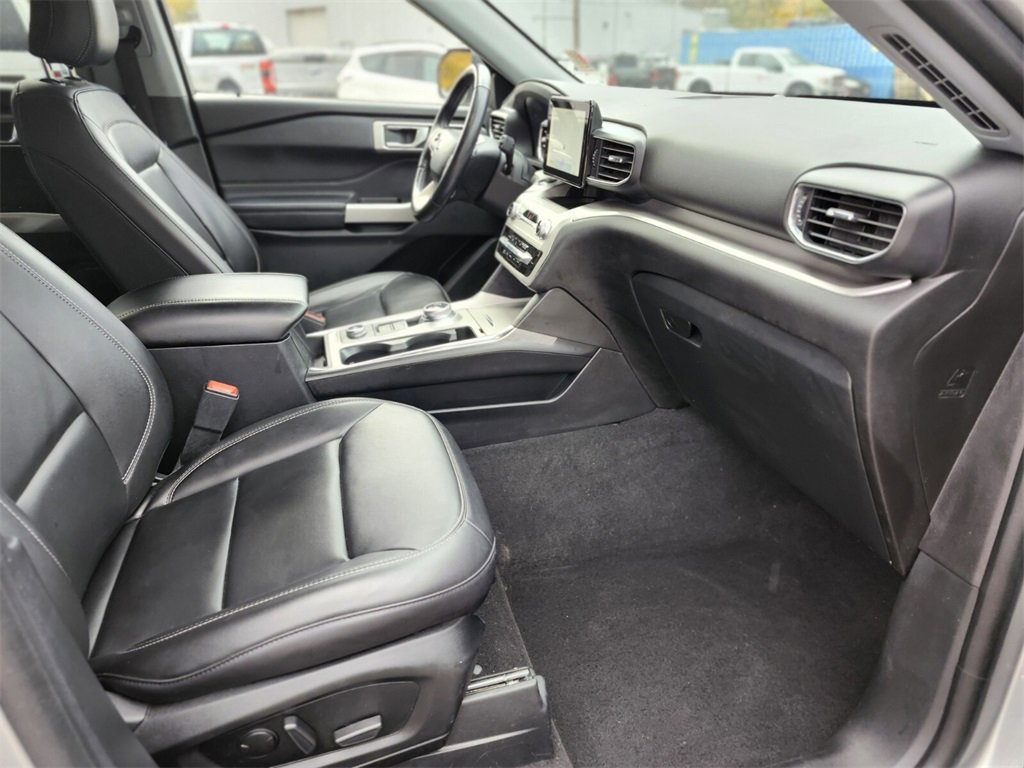 Certified 2022 Ford Explorer XLT w/ Equipment Group 202A image 11