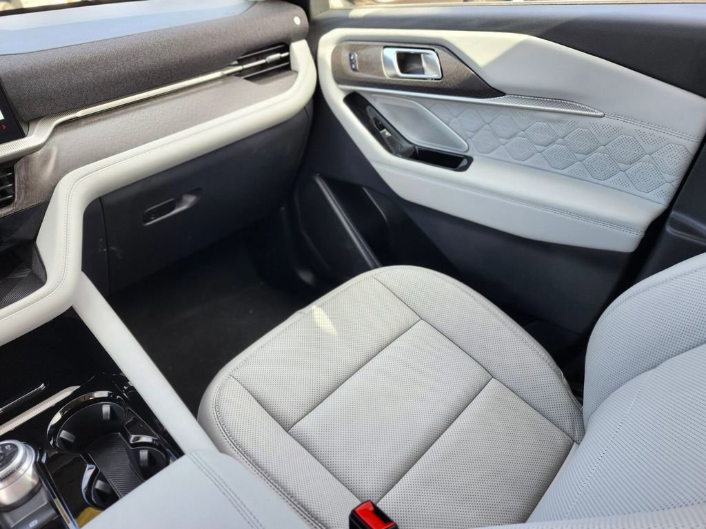 Certified 2025 Ford Explorer Platinum w/ LUX Leather Package image 15