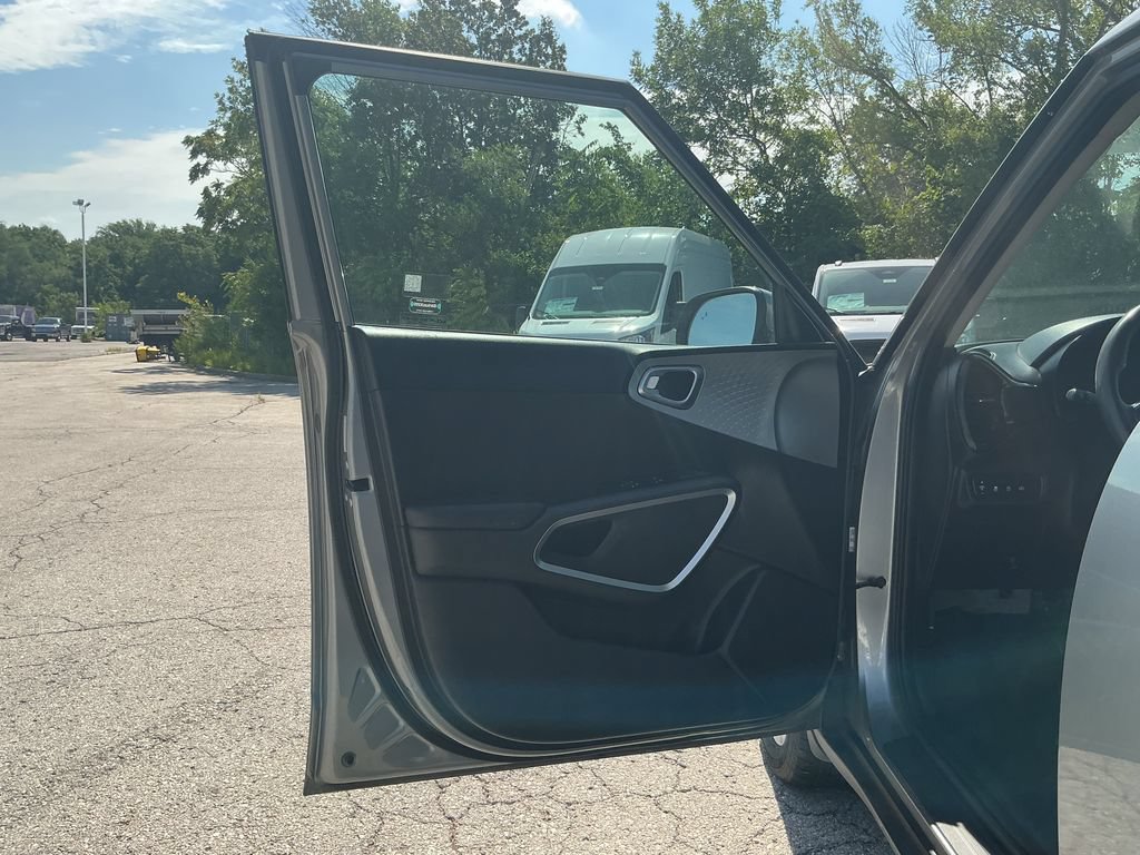 Used 2023 Kia Soul S FWD image 11