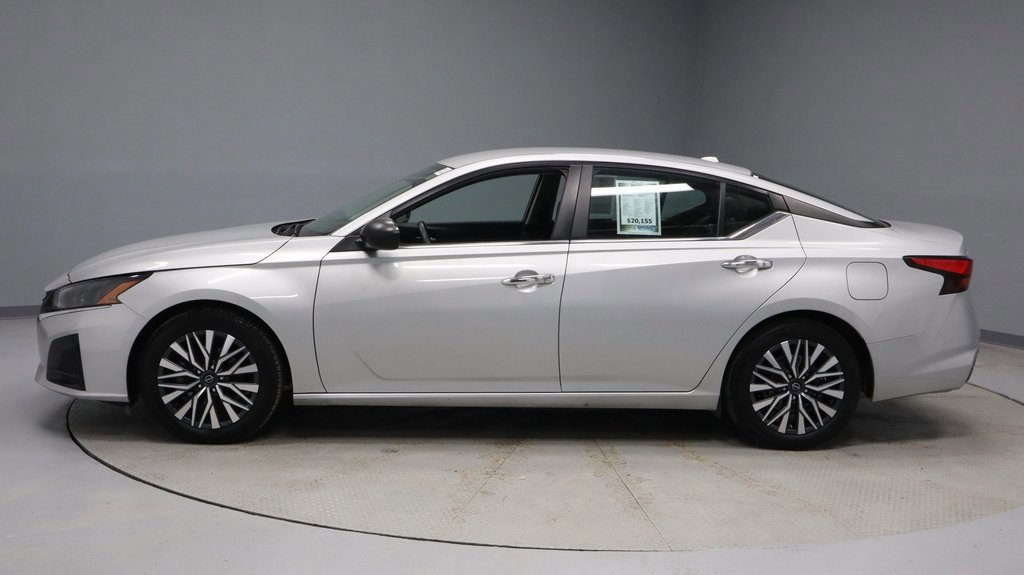 Used 2024 Nissan Altima 2.5 SV image 2