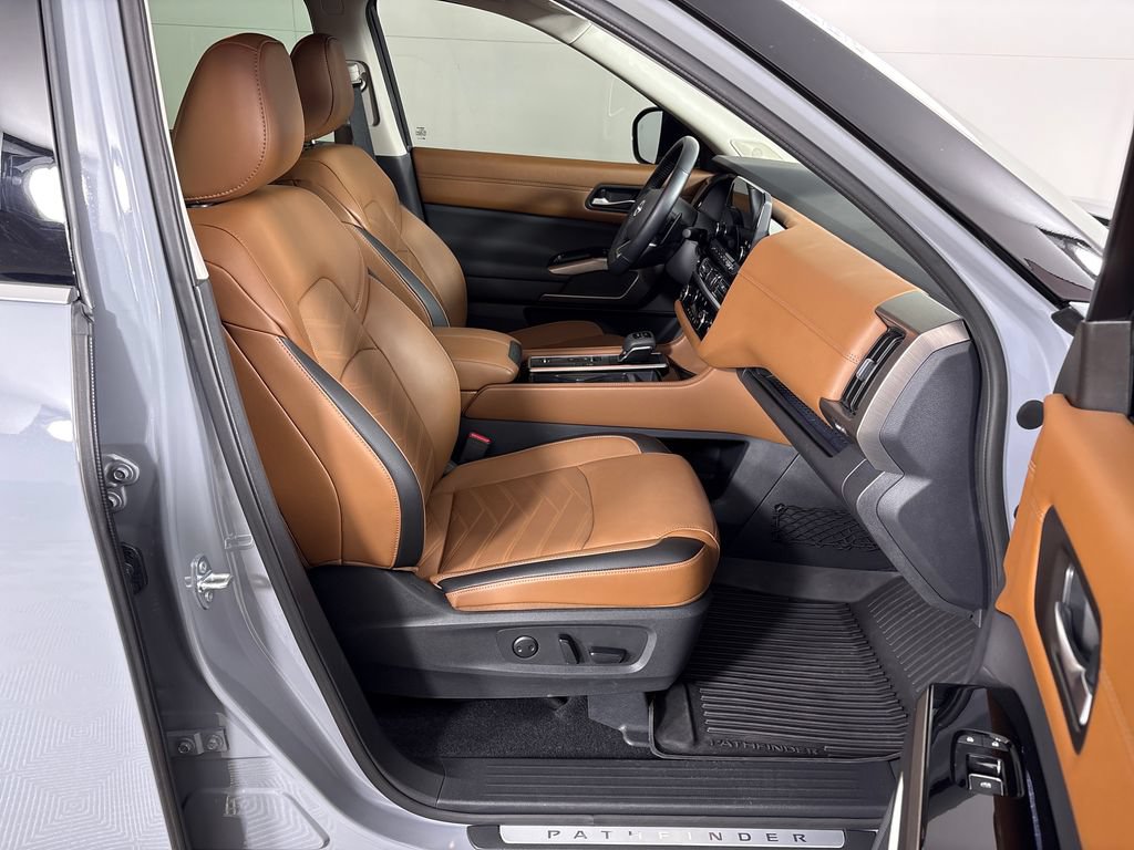 Used 2025 Nissan Pathfinder Platinum w/ Black Appearance Package FWD image 7