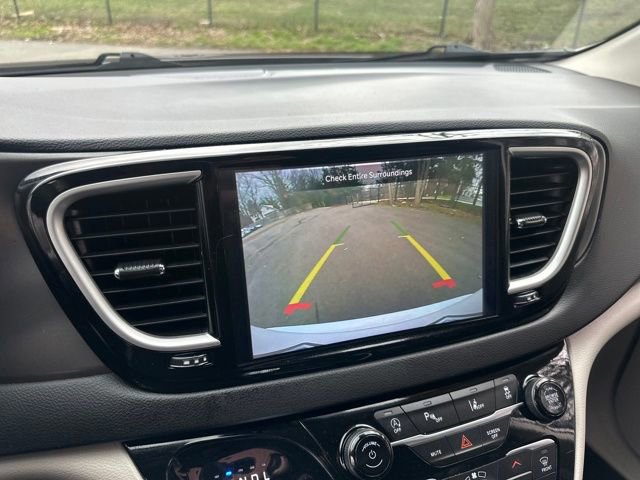 Used 2024 Chrysler Pacifica Touring-L image 34