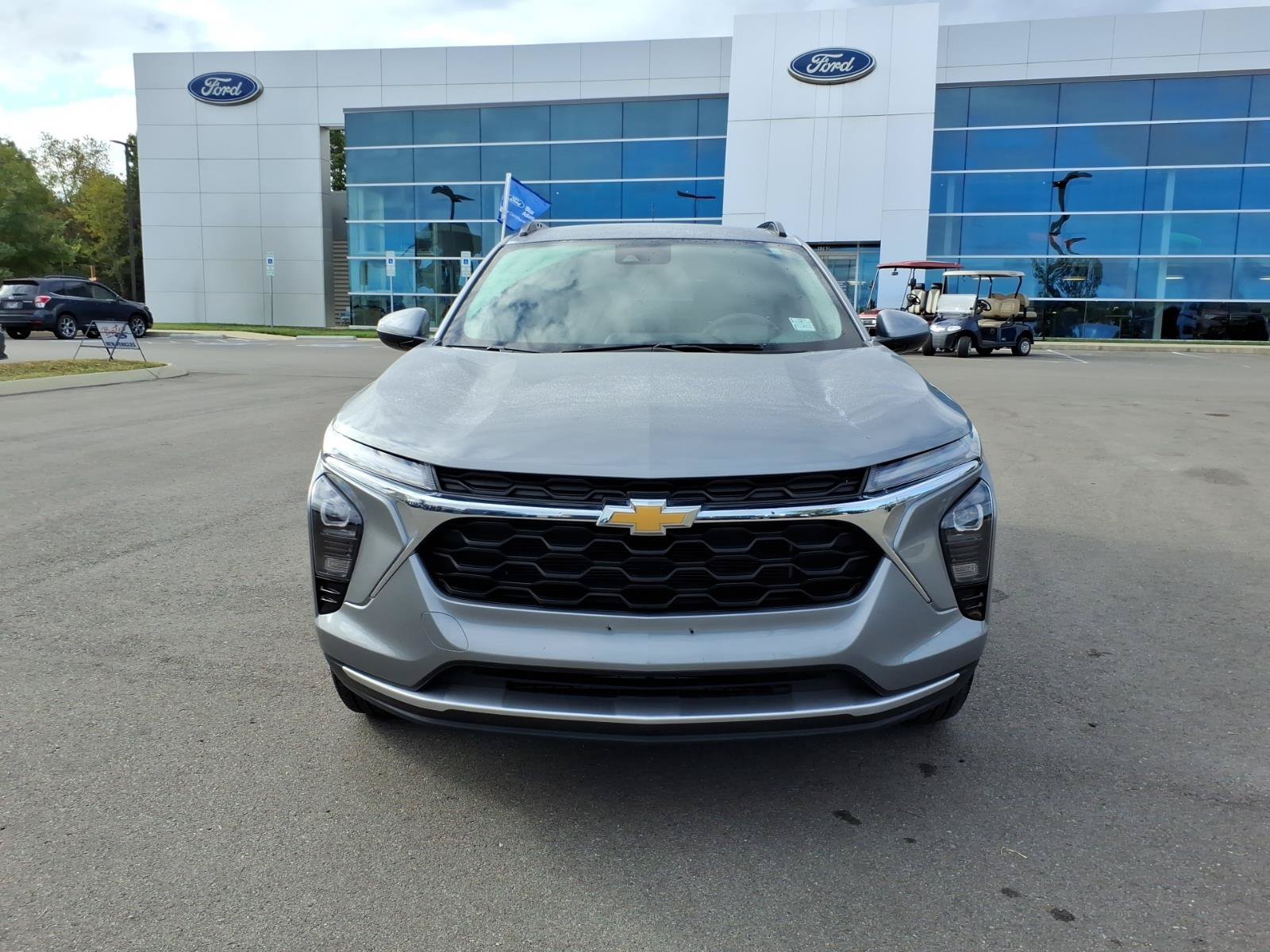 Used 2025 Chevrolet Trax LT FWD image 8