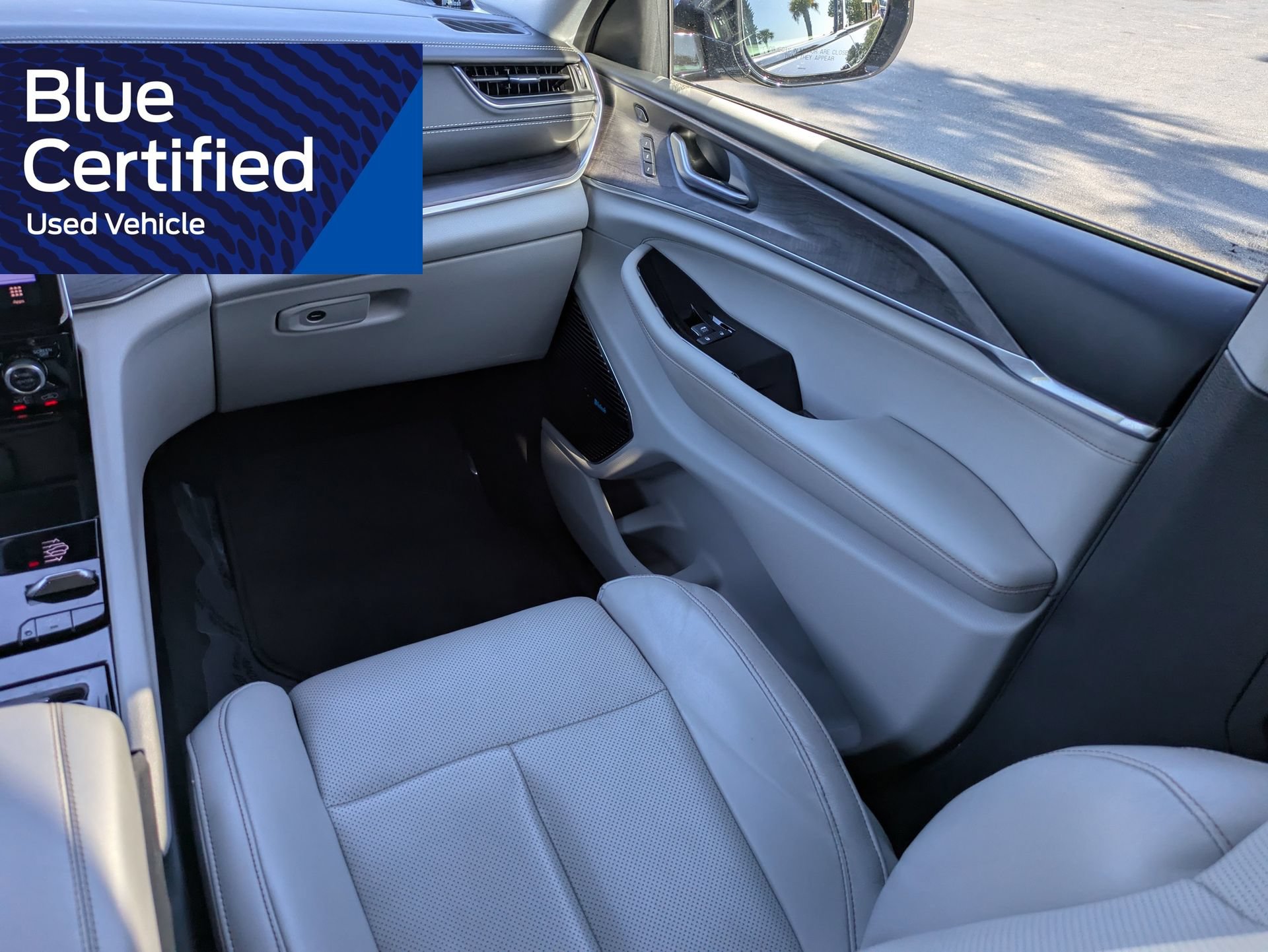 Used 2022 Jeep Grand Cherokee Overland w/ Luxury Tech Group IV AWD/4WD image 20