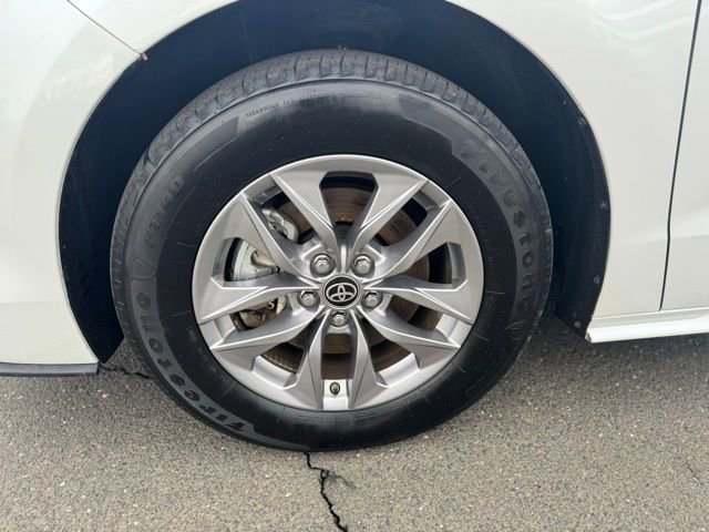 Used 2025 Toyota Sienna XLE image 12