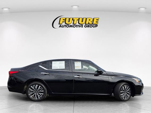 Used 2023 Nissan Altima 2.5 SV w/ SV Premium Package image 2