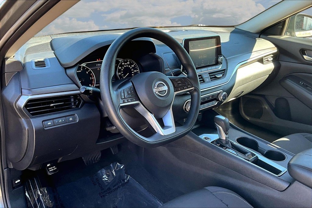 Used 2025 Nissan Altima 2.5 SV FWD image 19