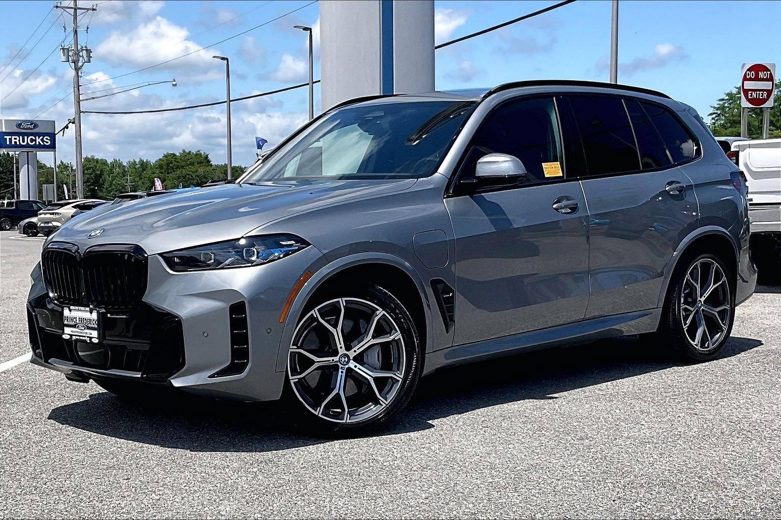 Used 2024 BMW X5 xDrive50e w/ M Sport Package AWD/4WD image 3