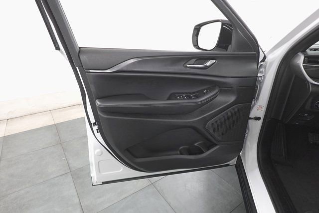 Used 2024 Jeep Grand Cherokee Altitude image 7