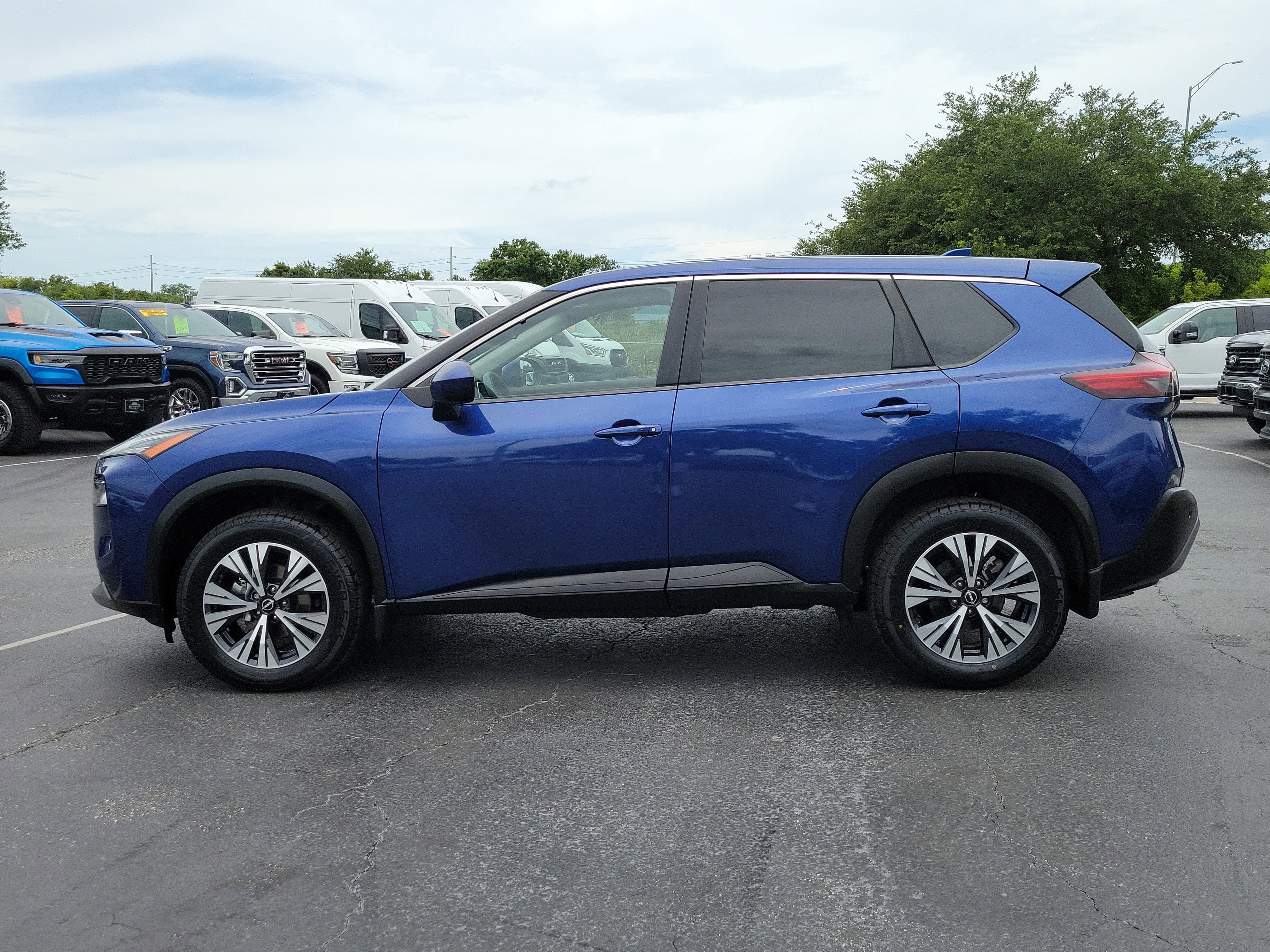 Used 2023 Nissan Rogue SV FWD image 6