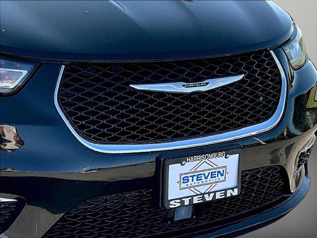 Used 2023 Chrysler Pacifica Touring-L FWD image 42