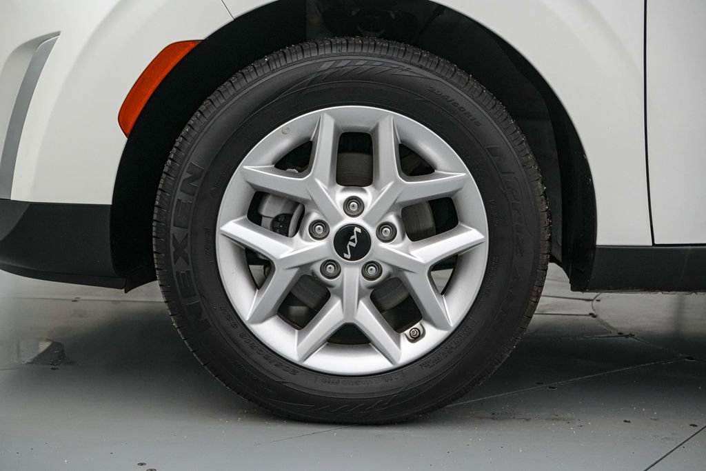 Used 2025 Kia Soul LX w/ LX Technology Package FWD image 11