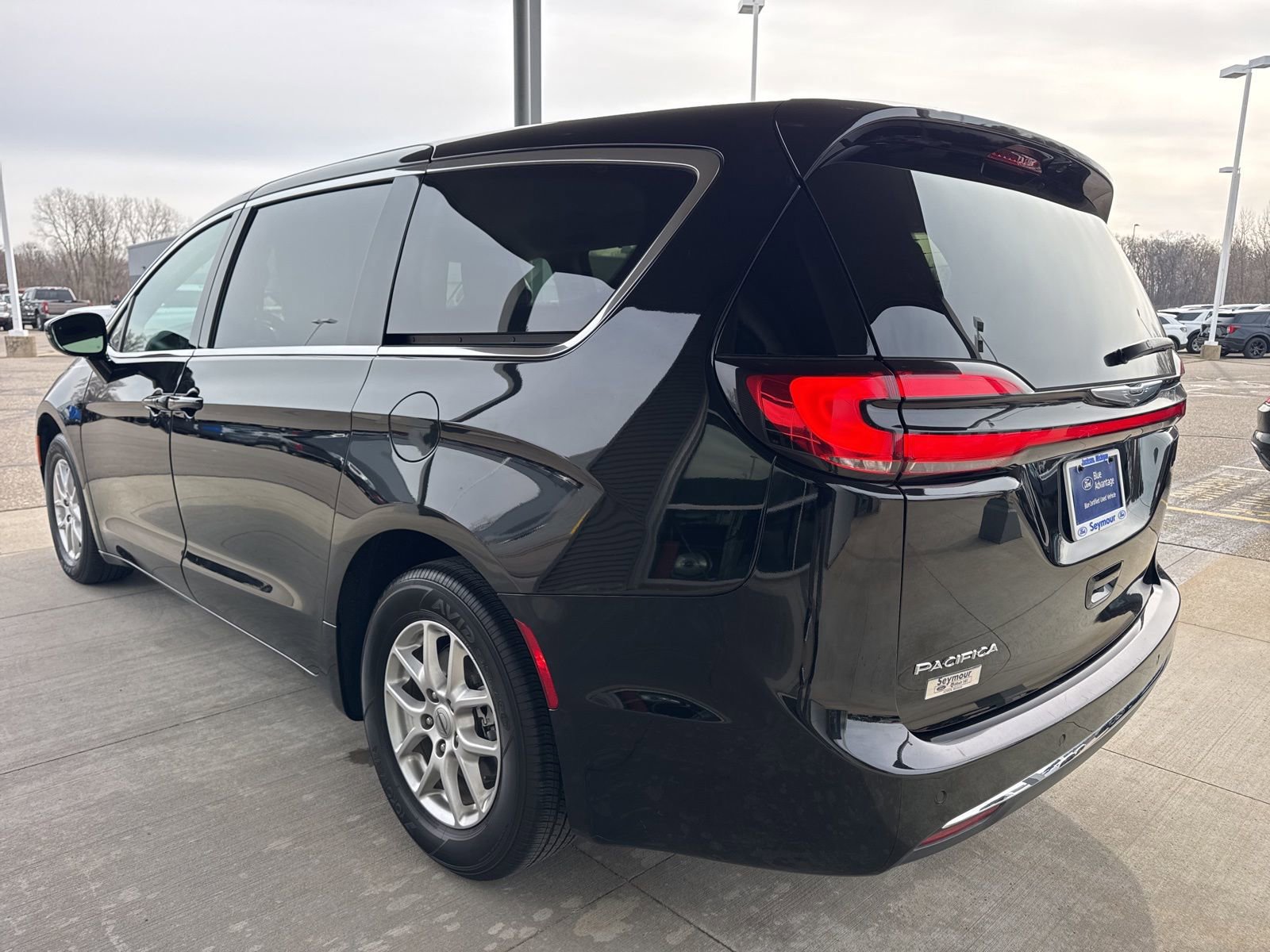 Used 2024 Chrysler Pacifica Touring-L image 6