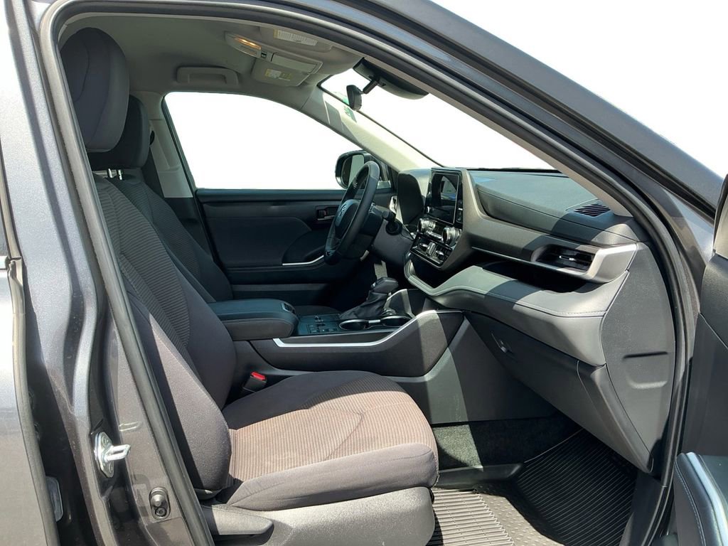 Used 2024 Toyota Highlander LE FWD image 22