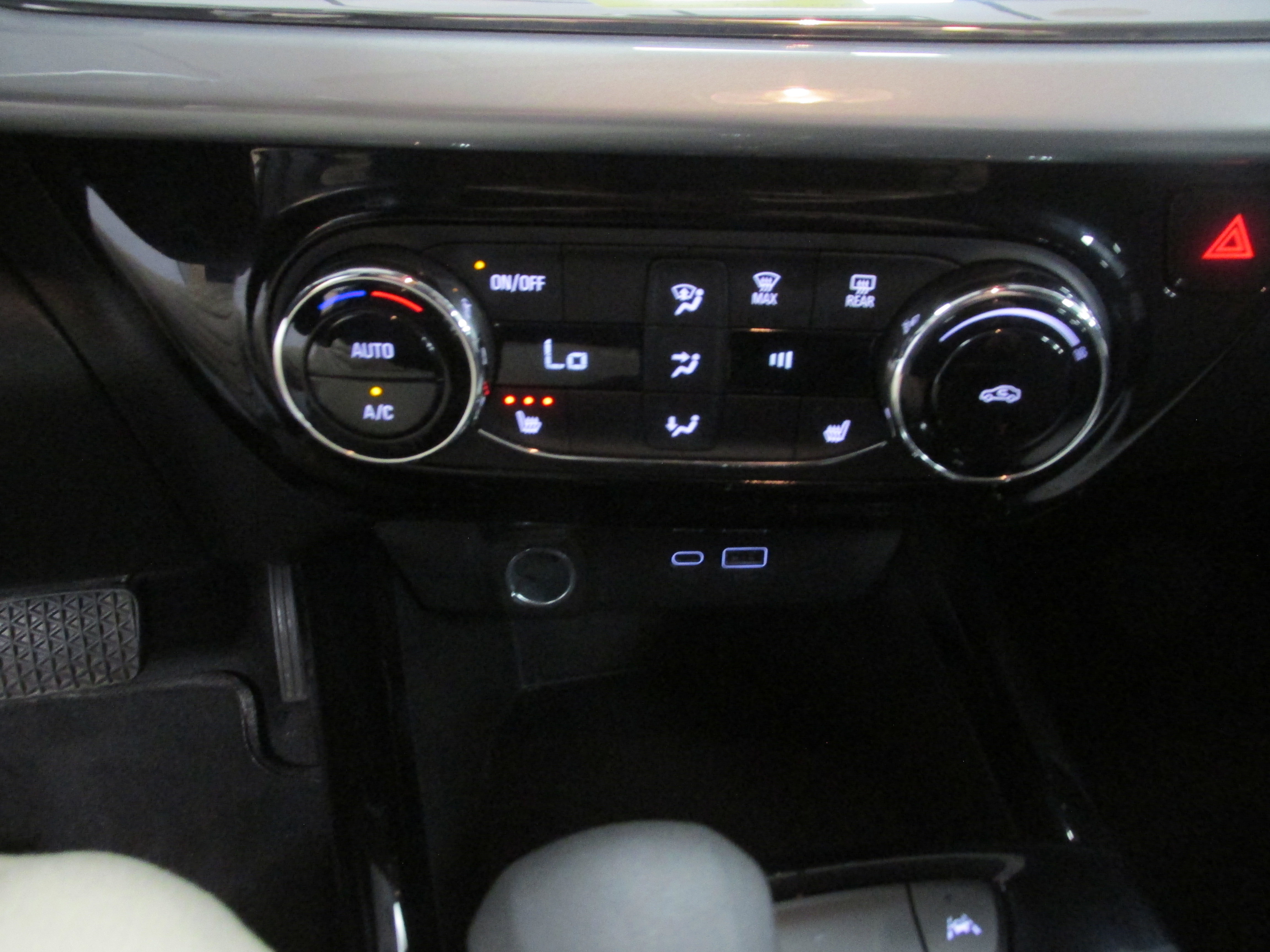 Used 2024 Jeep Compass Latitude image 35