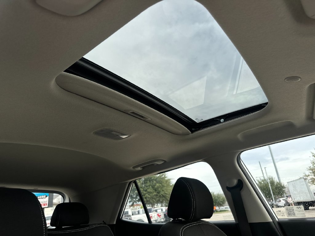Used 2025 Hyundai Venue SEL FWD image 16