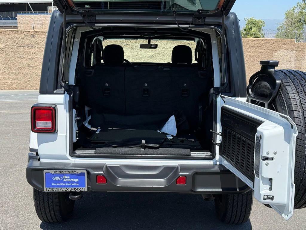 Used 2022 Jeep Wrangler Unlimited Sahara AWD/4WD image 18