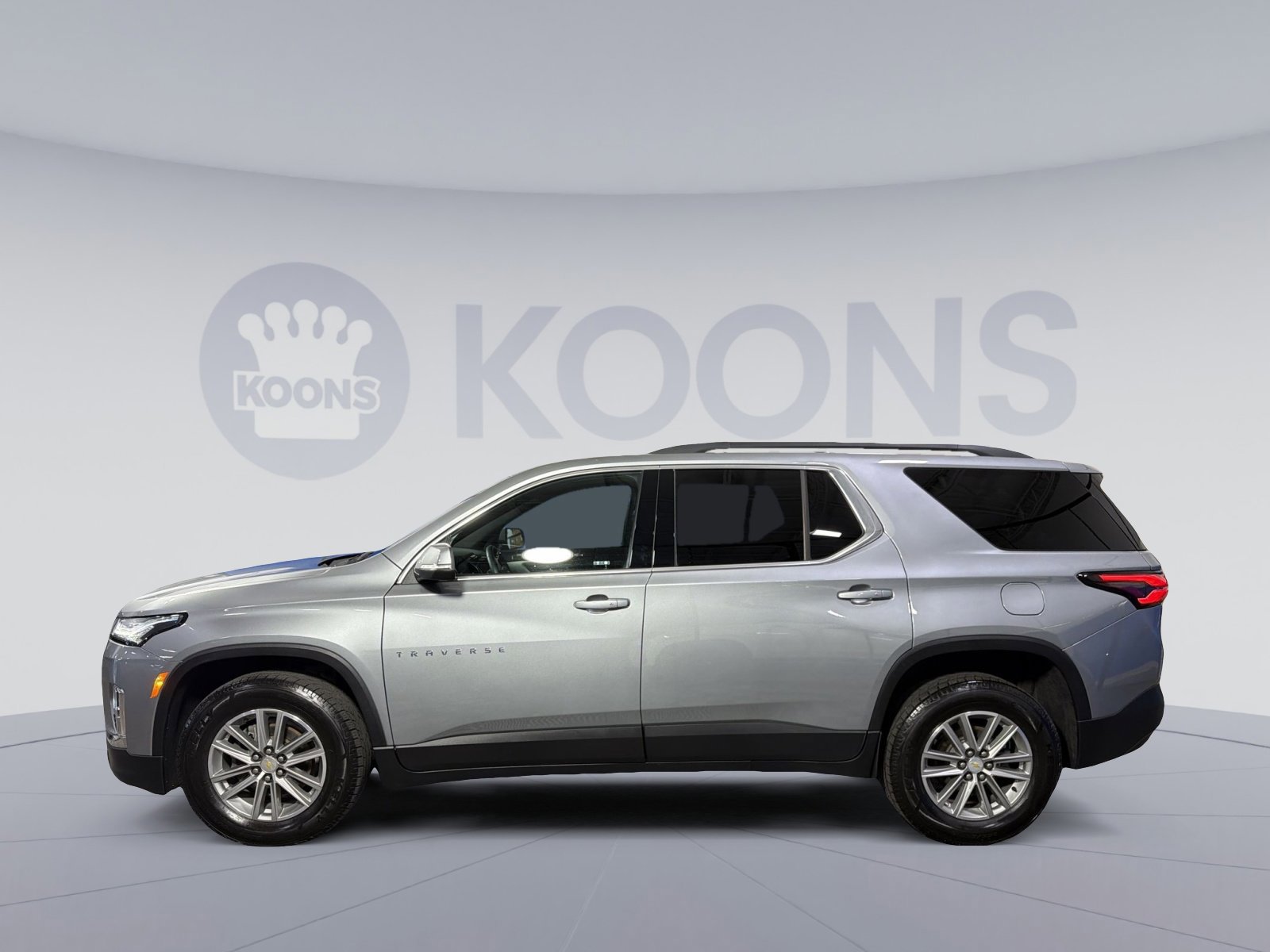 Used 2023 Chevrolet Traverse LT image 2