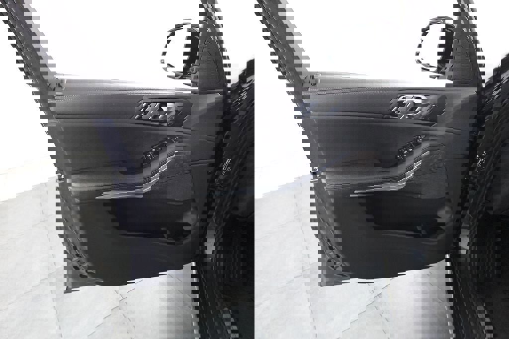 Used 2022 BMW X5 xDrive40i w/ Parking Assistance Package image 8