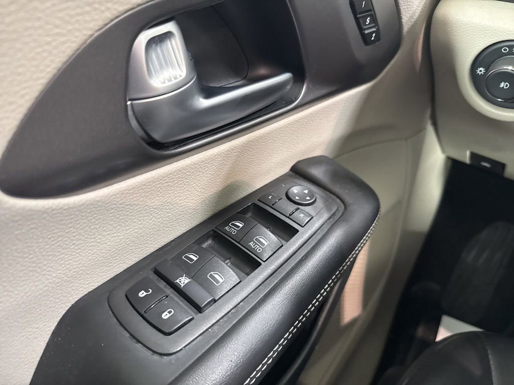 Used 2024 Chrysler Pacifica Touring-L image 21
