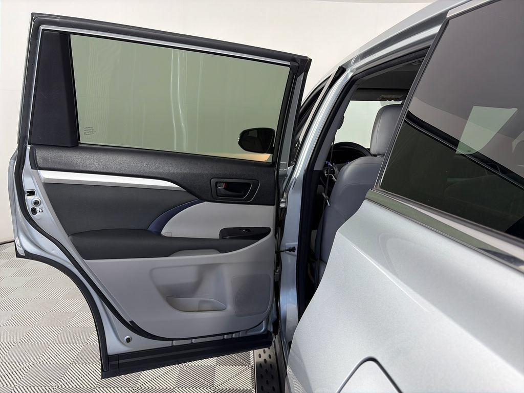 Used 2017 Toyota Highlander LE FWD image 12