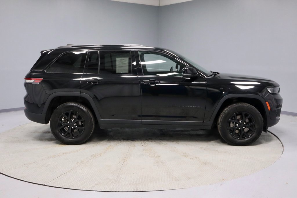 Used 2024 Jeep Grand Cherokee Altitude image 6