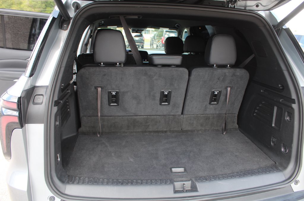 Used 2025 Chevrolet Traverse LT FWD image 18