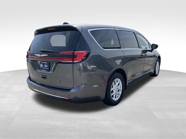 Used 2023 Chrysler Pacifica Touring-L FWD image 3