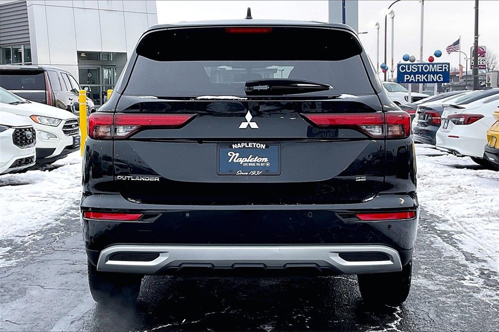 Used 2024 Mitsubishi Outlander SE image 3