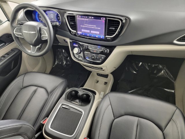 Used 2024 Chrysler Pacifica Touring-L FWD image 32