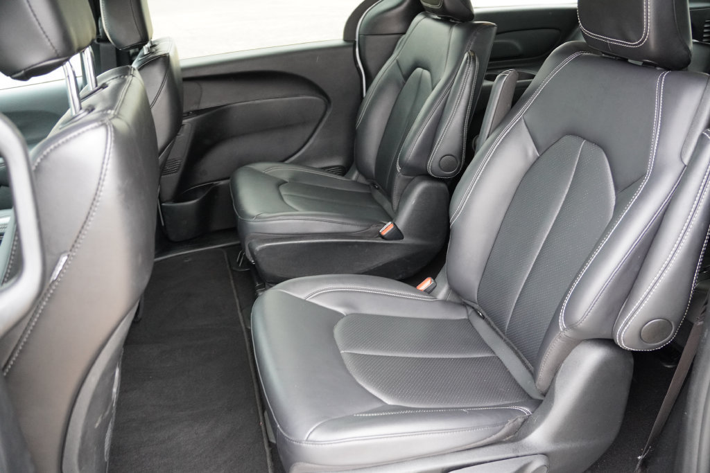 Used 2024 Chrysler Pacifica Limited FWD image 18