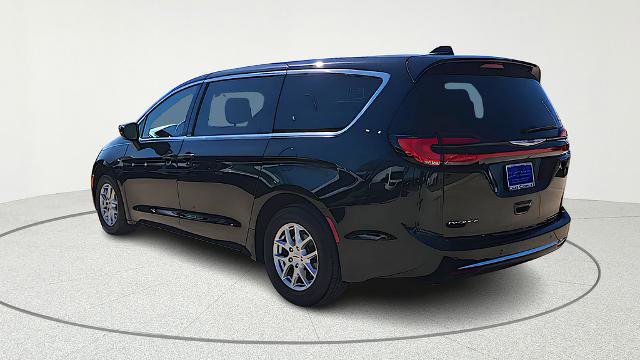 Used 2025 Chrysler Pacifica Select image 7