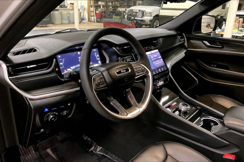 Used 2025 Jeep Grand Cherokee Limited 4xe AWD/4WD image 13