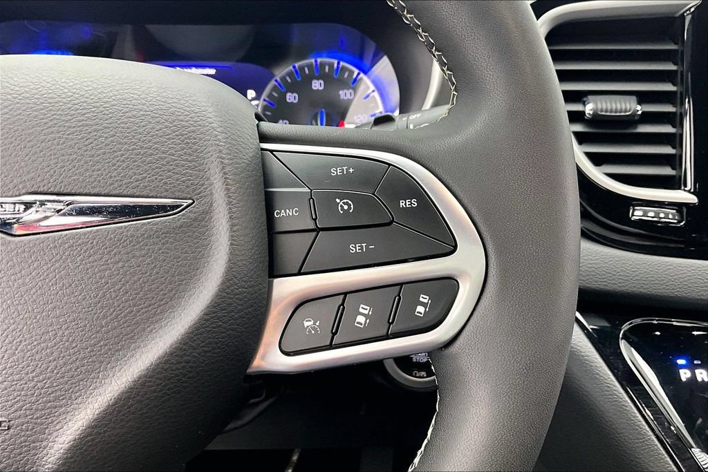 Used 2025 Chrysler Pacifica Select FWD image 19