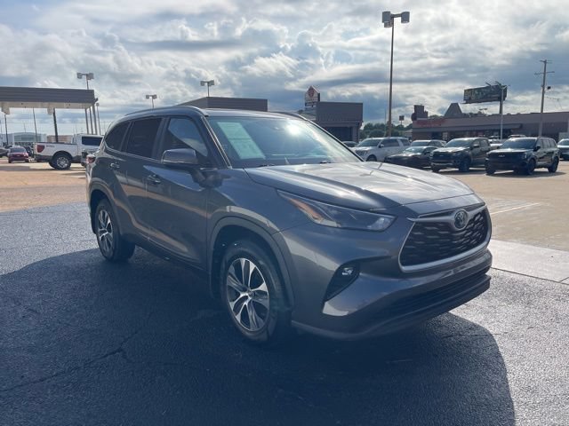 Used 2023 Toyota Highlander XLE FWD image 11