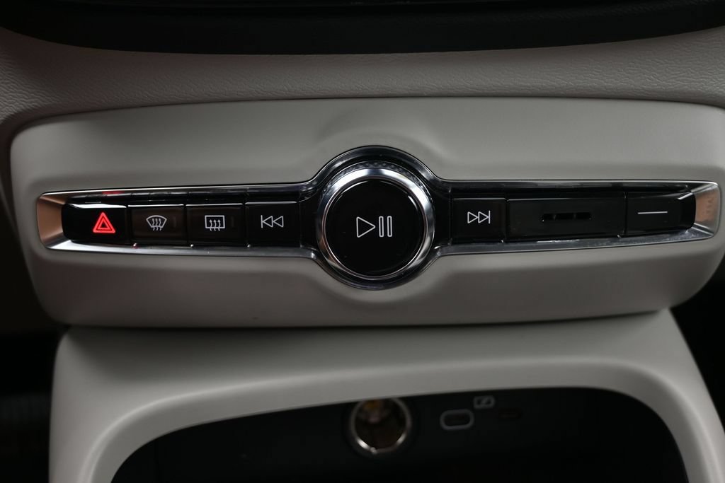 Used 2023 Volvo XC40 B4 Ultimate FWD image 23