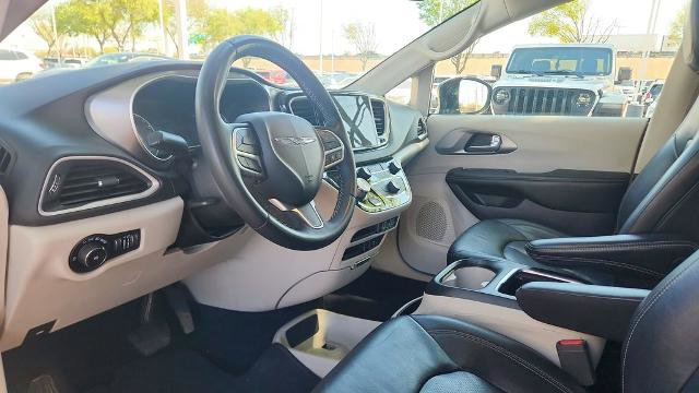 Used 2022 Chrysler Pacifica Touring-L image 9