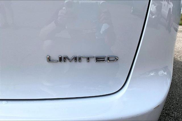 Used 2023 Chrysler Pacifica Limited FWD image 8