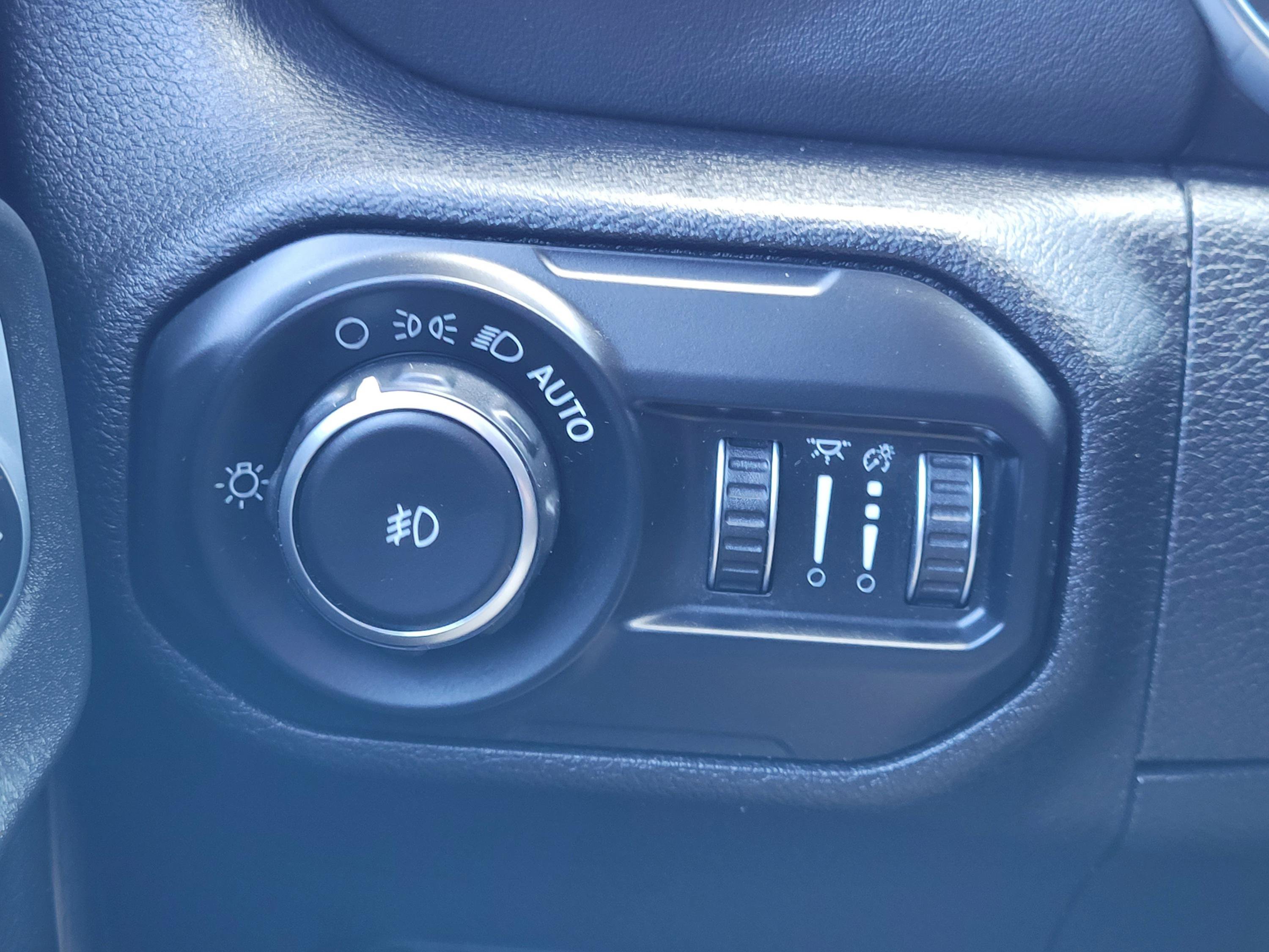 Used 2018 Jeep Wrangler Unlimited Sahara w/ Uconnect 4C Nav & Sound Group AWD/4WD image 20
