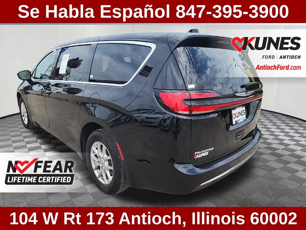 Used 2025 Chrysler Pacifica Select FWD image 9