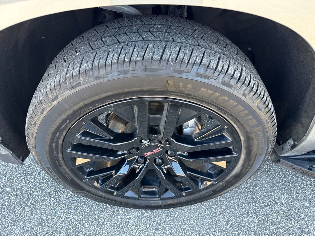 Used 2023 GMC Yukon SLT w/ SLT Luxury Package image 13