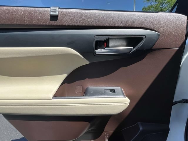 Used 2021 Toyota Highlander XLE FWD image 24