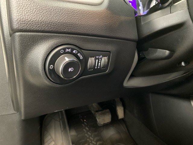Used 2018 Jeep Compass Latitude w/ Cold Weather Group AWD/4WD image 17